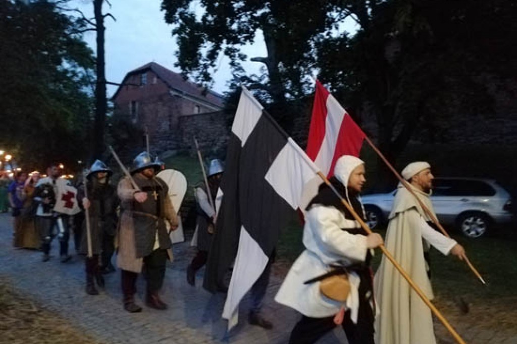 XII Turniej Rycerski za nami






Mieszkańcy oraz turyści znów mogli bliżej poznać zwyczaje, oraz walki rycerskie.

08.08.2021







 
 
 
 
 
 
 
 
 
 
 
 
 
 
 
 
 
 
 
 
 
 
 





   
    
        NASTĘ