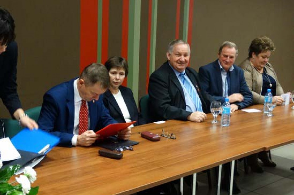 Radni przyjęli uchwałę o ustanowieniu sztandaru.