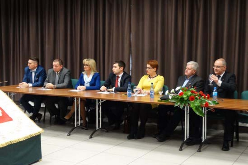 Radni przyjęli uchwałę o ustanowieniu sztandaru.