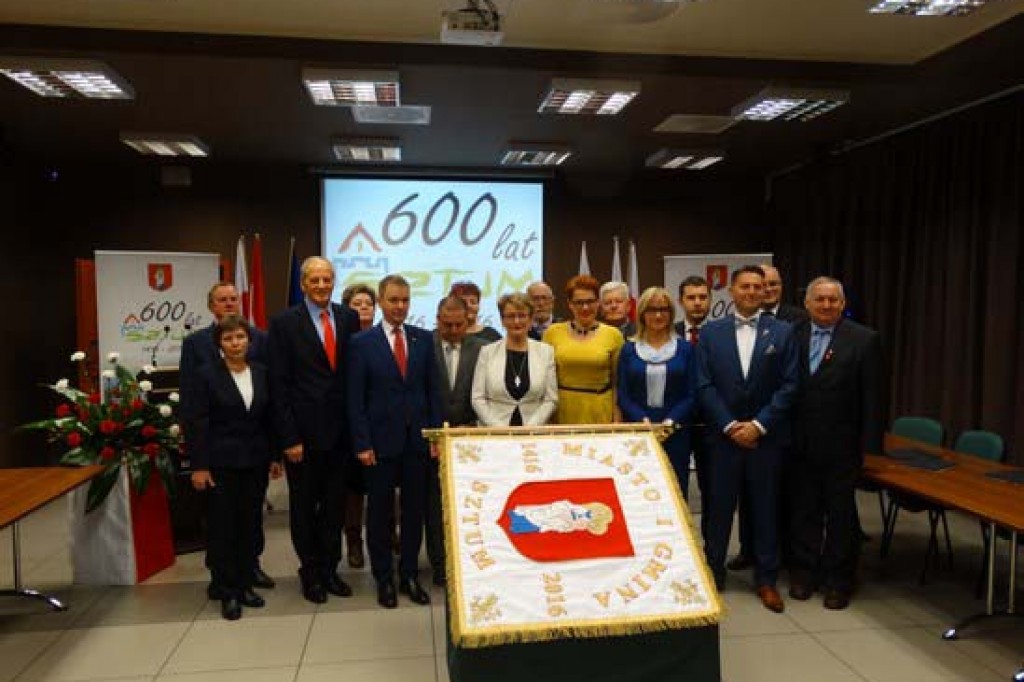 Radni przyjęli uchwałę o ustanowieniu sztandaru.