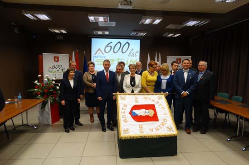 Radni przyjęli uchwałę o ustanowieniu sztandaru.