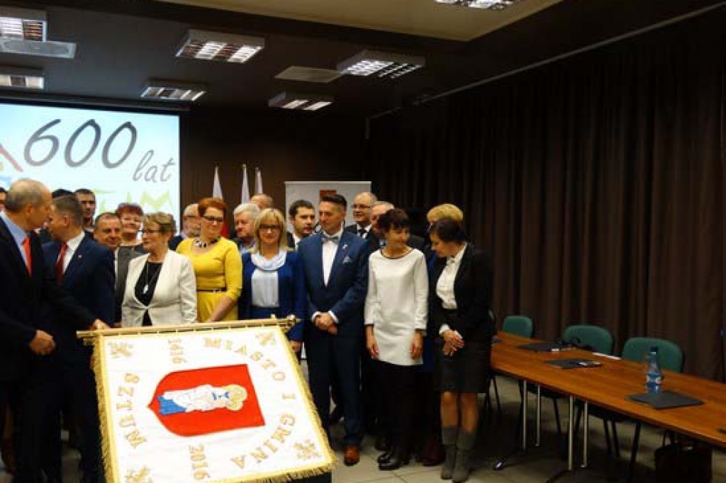 Radni przyjęli uchwałę o ustanowieniu sztandaru.