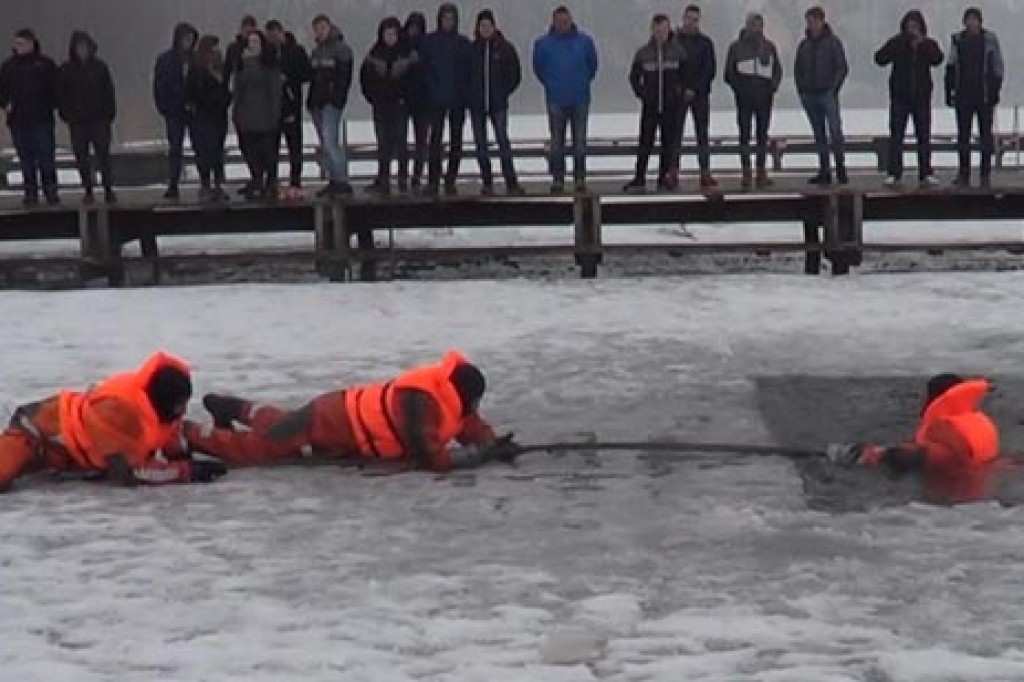 Pokaz ratownictwa lodowego