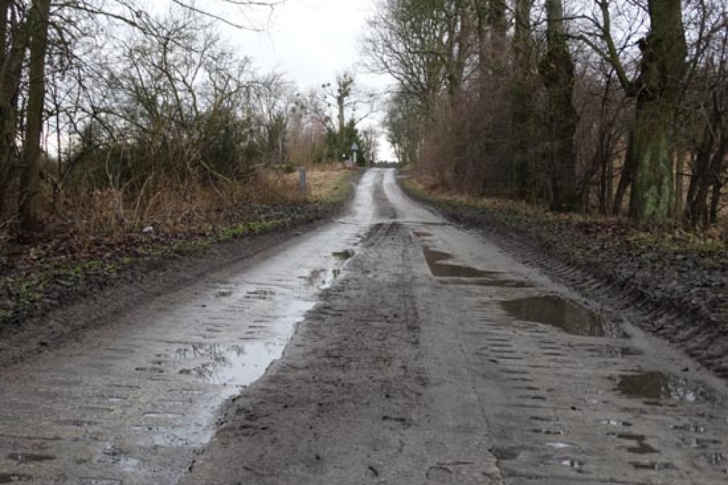 Szkolny autobus niszczy drogę