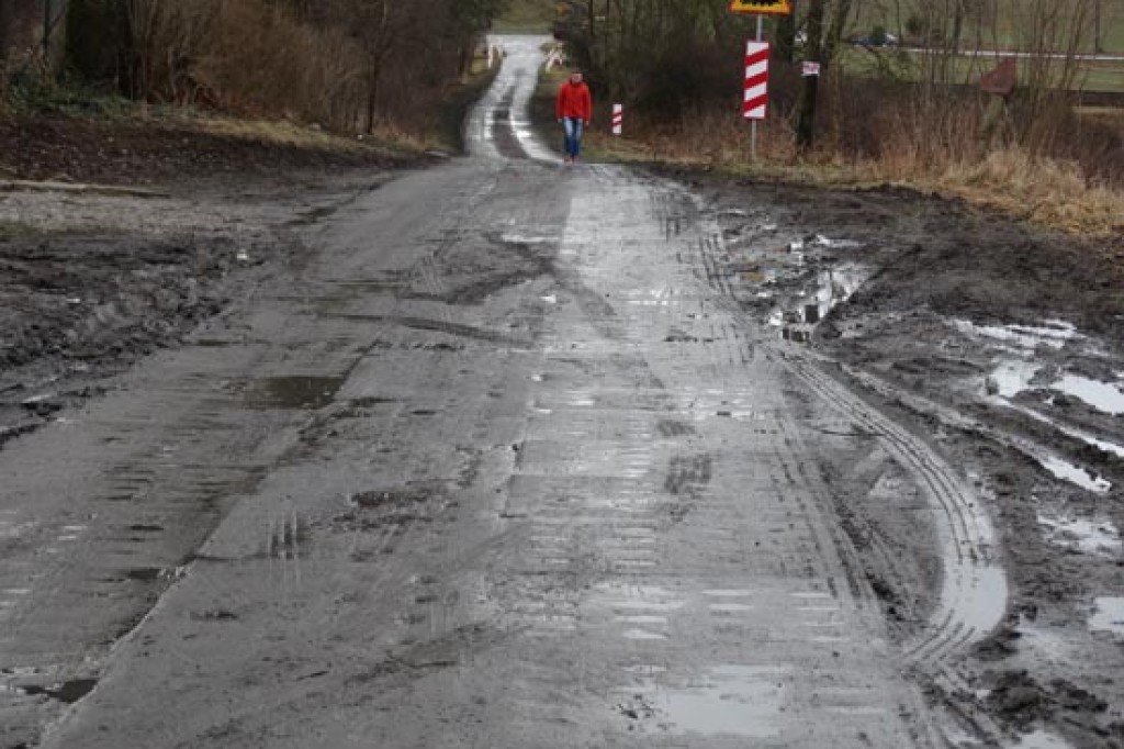 Szkolny autobus niszczy drogę