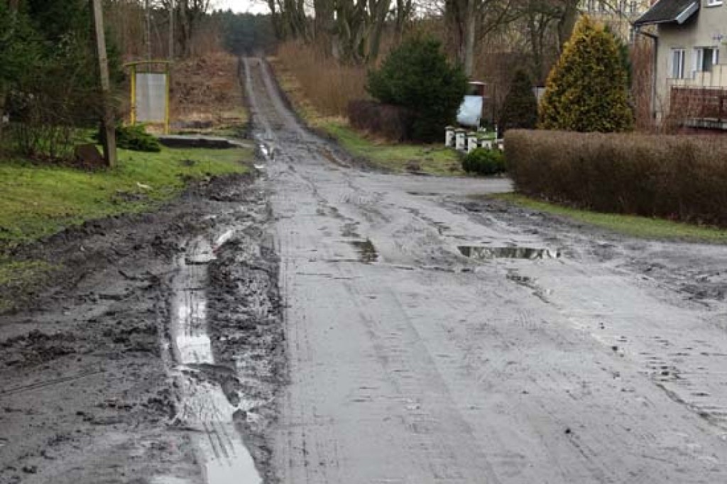 Szkolny autobus niszczy drogę