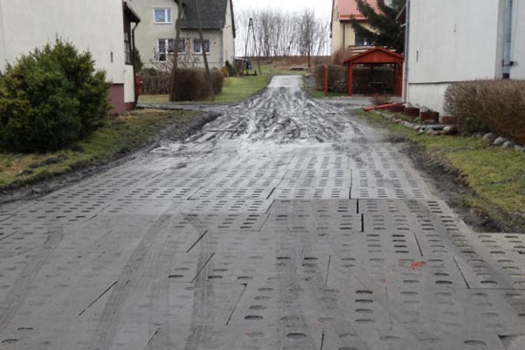 Szkolny autobus niszczy drogę