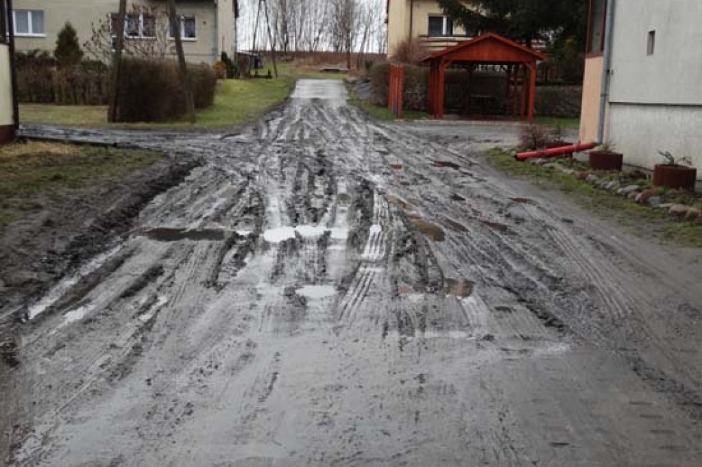 Szkolny autobus niszczy drogę