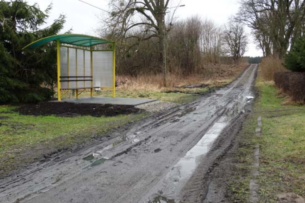 Szkolny autobus niszczy drogę