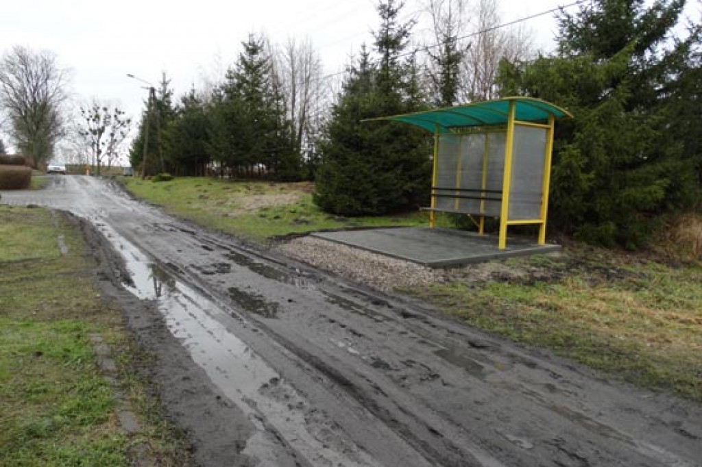 Szkolny autobus niszczy drogę