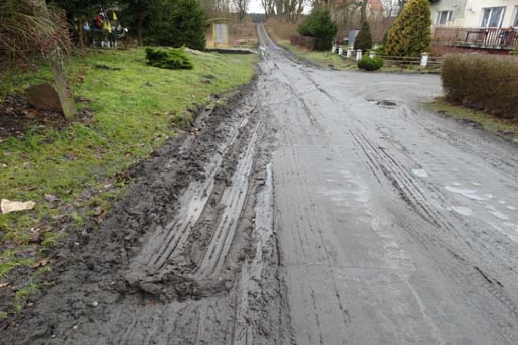 Szkolny autobus niszczy drogę