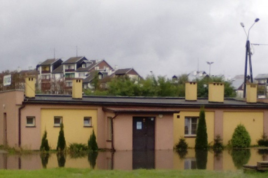 Deszcz zatopił nie tylko stadion
