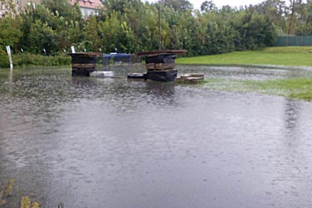Deszcz zatopił nie tylko stadion
