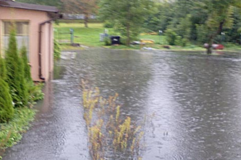 Deszcz zatopił nie tylko stadion