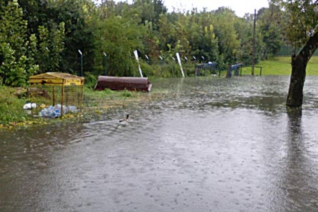 Deszcz zatopił nie tylko stadion