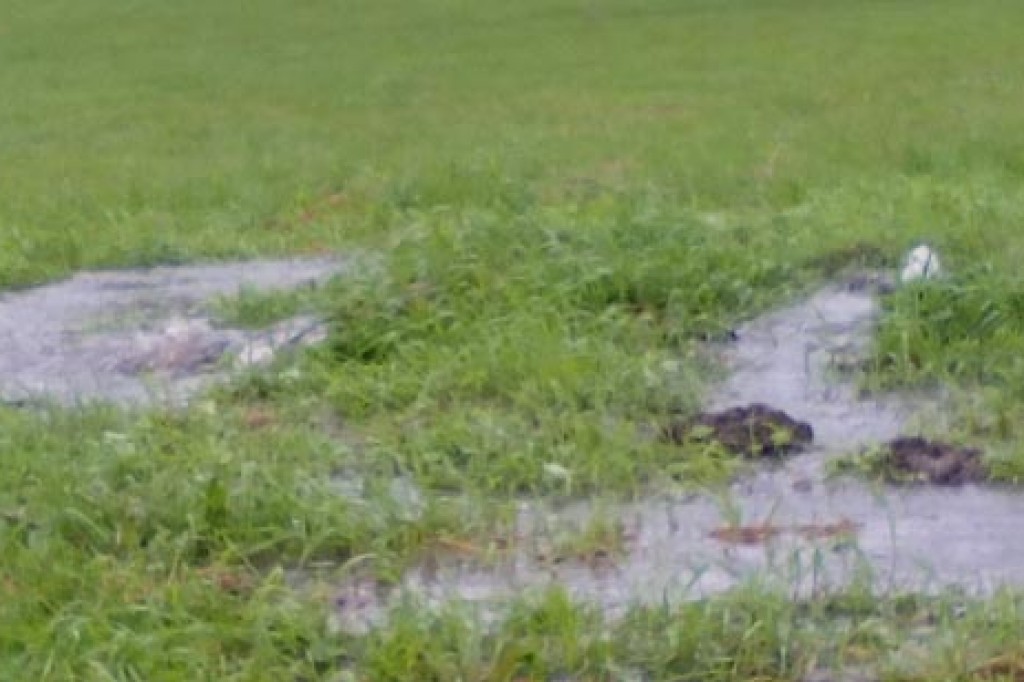Deszcz zatopił nie tylko stadion