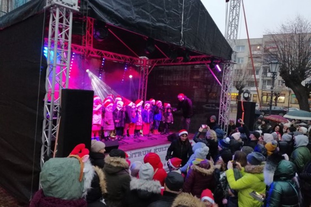 Rozbłysły lampki na choince