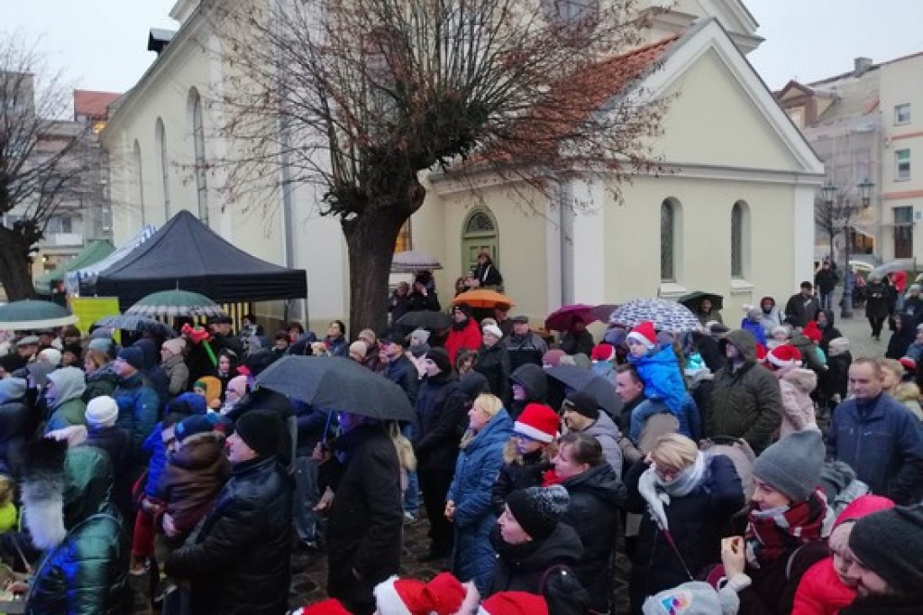 Rozbłysły lampki na choince