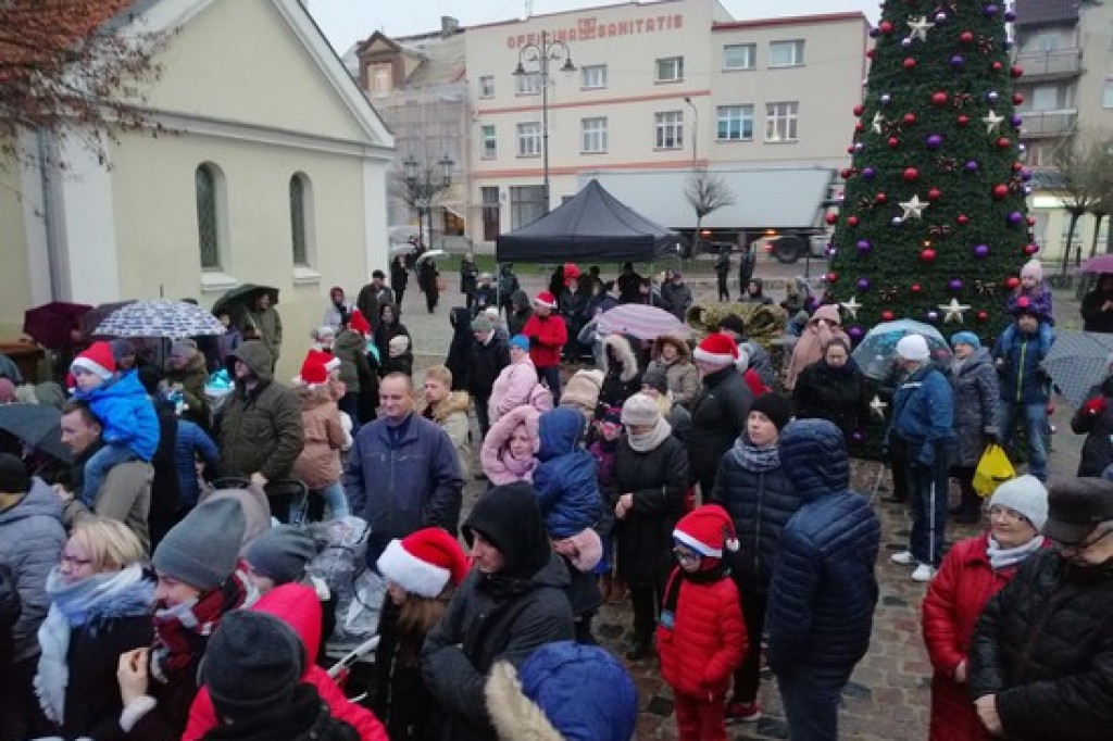 Rozbłysły lampki na choince