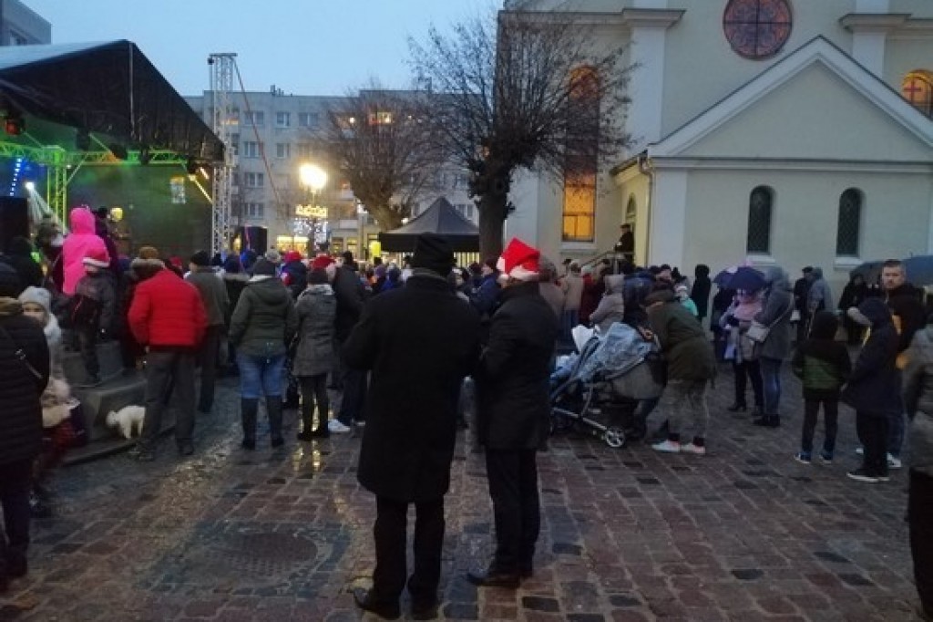 Rozbłysły lampki na choince