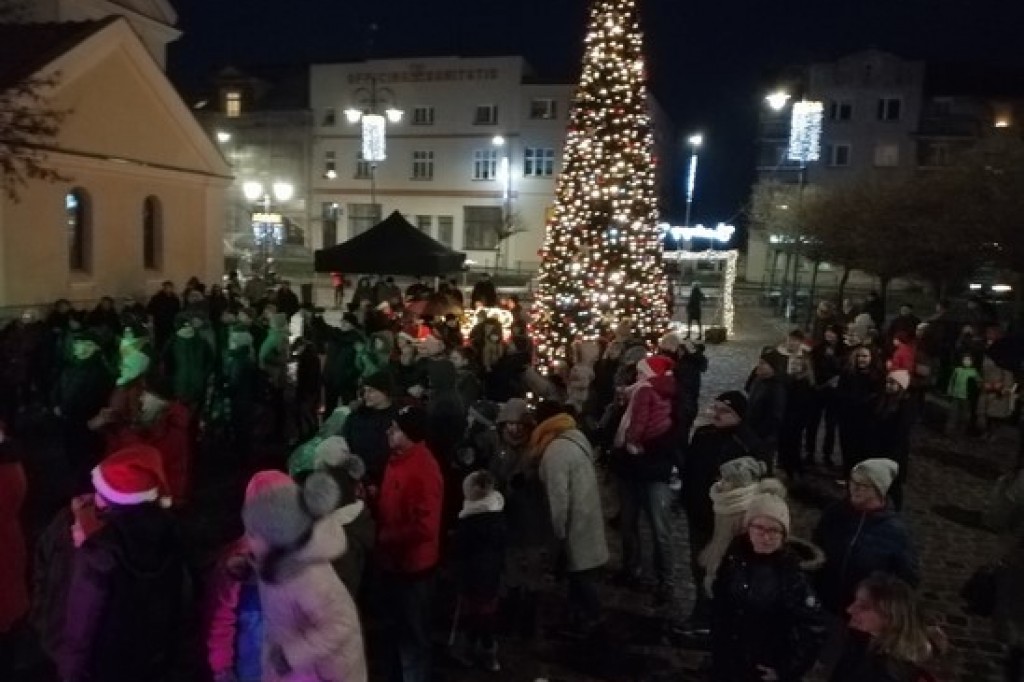 Rozbłysły lampki na choince