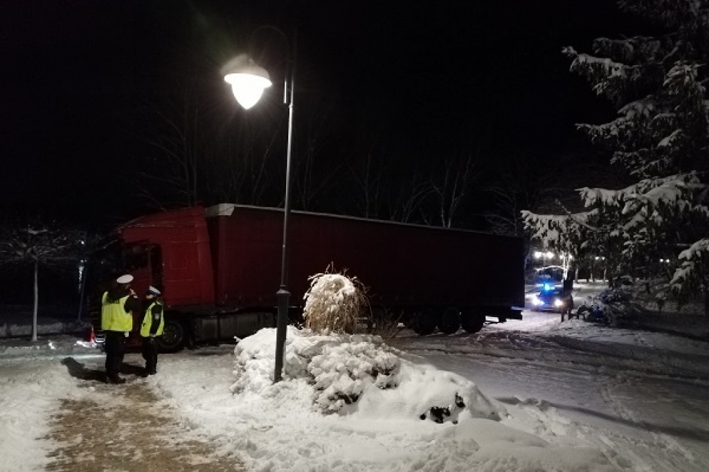 TIR zakończył jazdę na deptaku