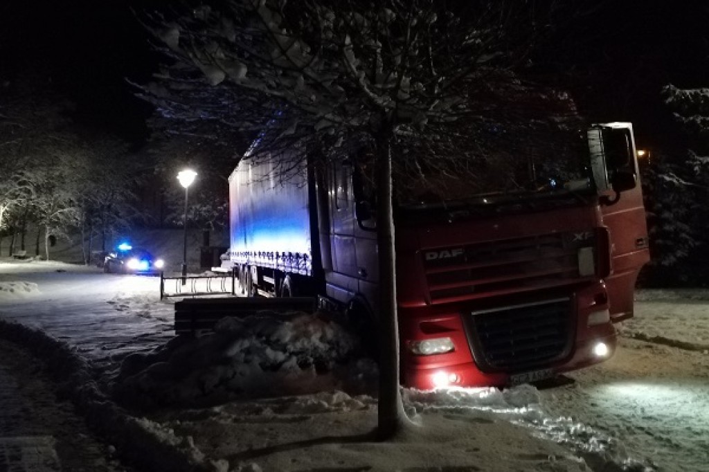 TIR zakończył jazdę na deptaku