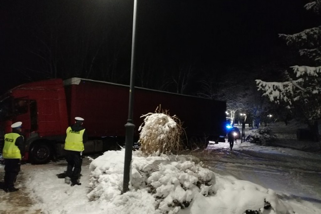 TIR zakończył jazdę na deptaku