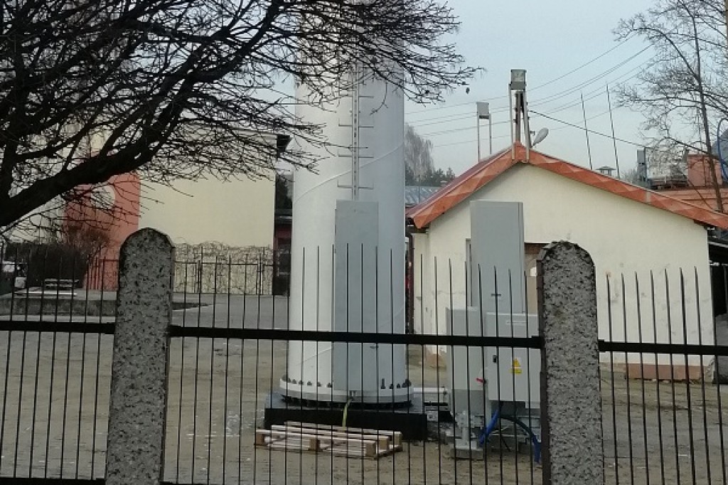 Maszt 5G w bezpośrednim sąsiedztwie szkoły i domów