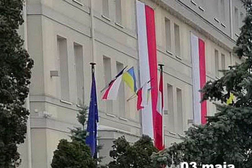 Polska flaga wróciła na godne miejsce