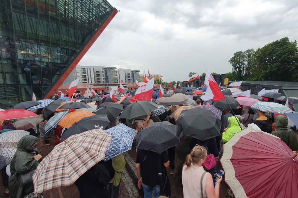 Protest przeciw usunięciu polskich bohaterów z Muzeum II Wojny