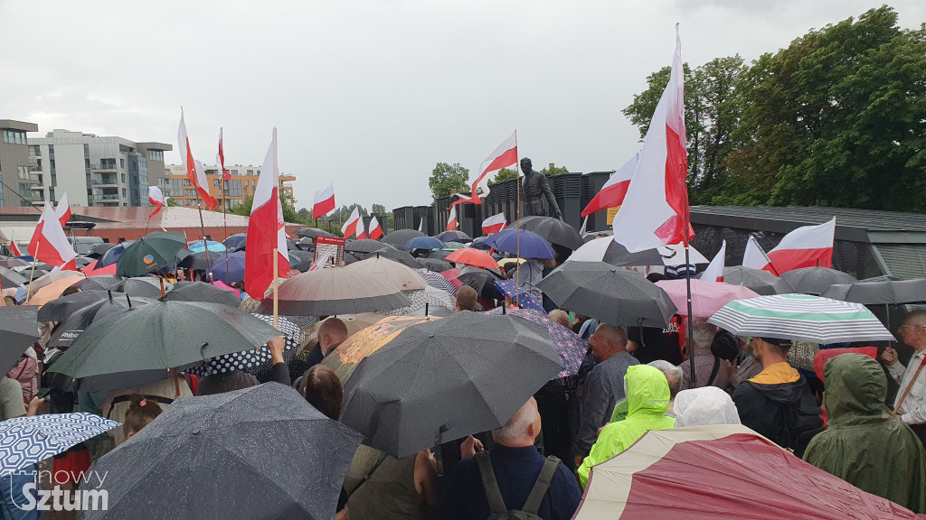 Protest przeciw usunięciu polskich bohaterów z Muzeum II Wojny