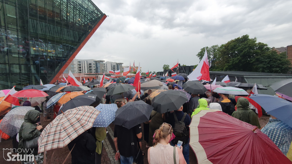 Protest przeciw usunięciu polskich bohaterów z Muzeum II Wojny