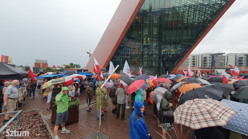 Protest przeciw usunięciu polskich bohaterów z Muzeum II Wojny