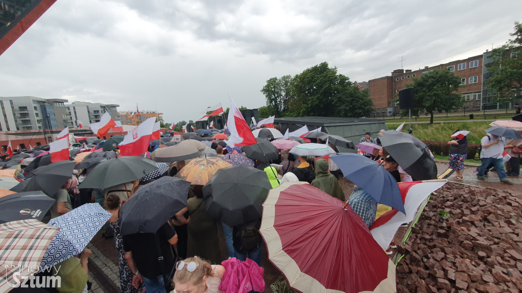 Protest przeciw usunięciu polskich bohaterów z Muzeum II Wojny