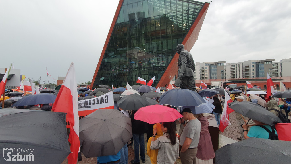 Protest przeciw usunięciu polskich bohaterów z Muzeum II Wojny