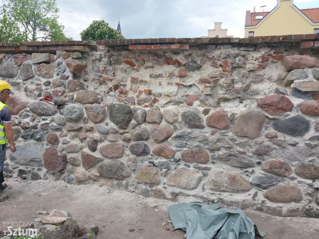 Ruszył remont zachodniego muru zamkowego