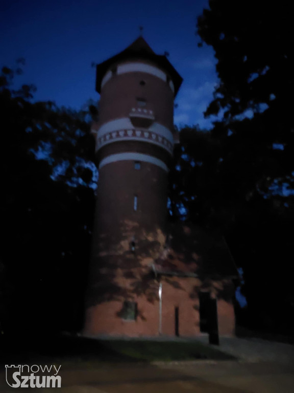Sztum. Wyremontowana Wieża Ciśnień rozbłysła światłem