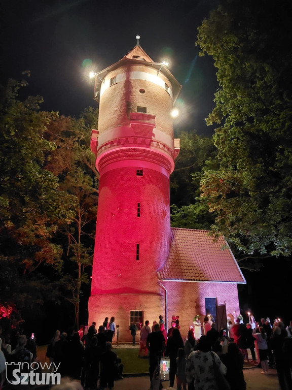 Sztum. Wyremontowana Wieża Ciśnień rozbłysła światłem