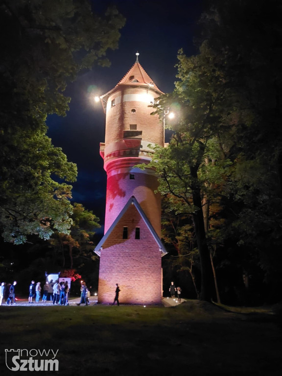 Sztum. Wyremontowana Wieża Ciśnień rozbłysła światłem