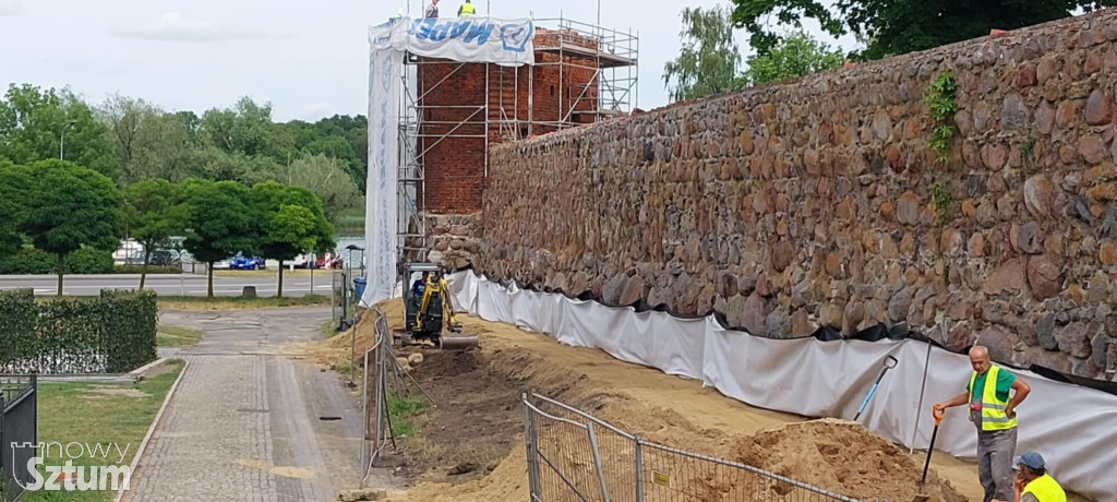 Sztum. Zamek się zmienia – trwa rewitalizacja zachodniego muru i baszty więziennej