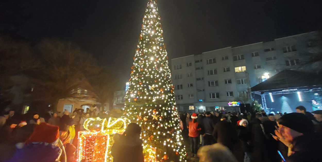 Sztum: Lampki na miejskiej choince już świecą. Świąteczna atmosfera w pełni