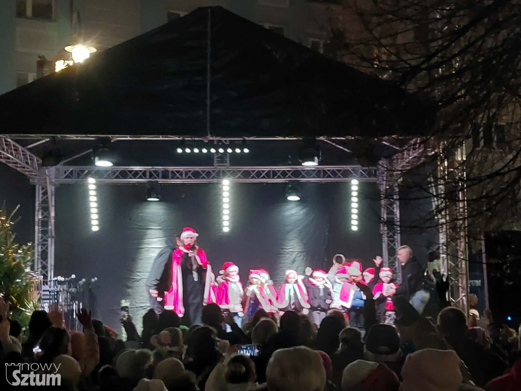 Sztum: Lampki na miejskiej choince już świecą. Świąteczna atmosfera w pełni