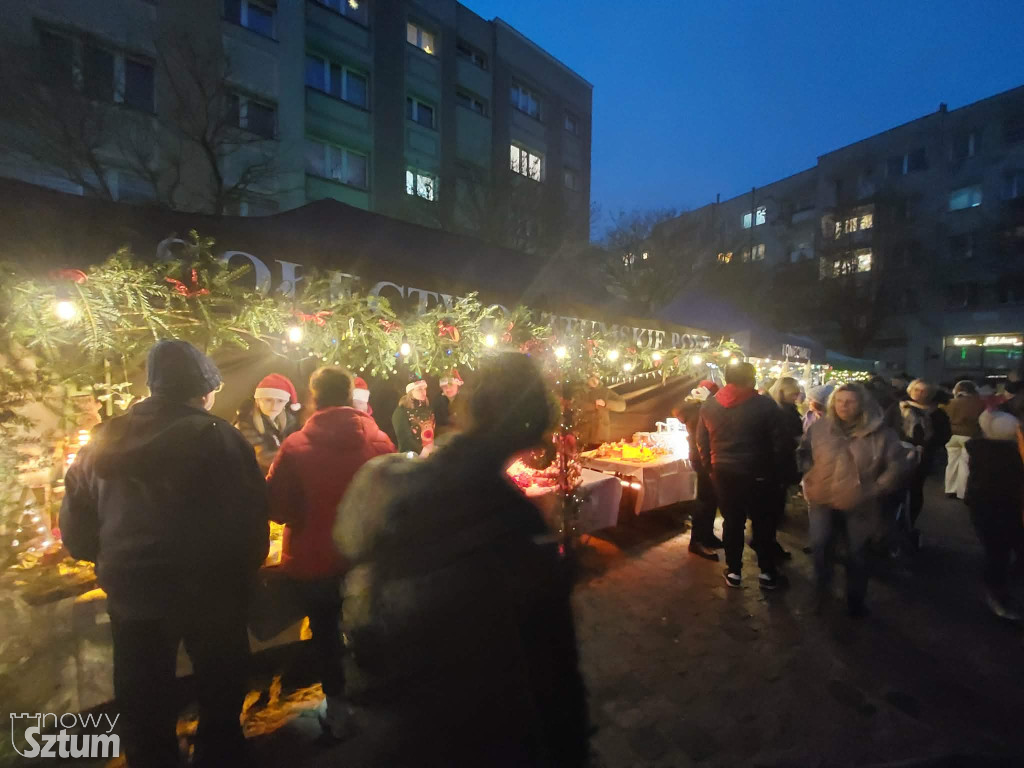 Sztum: Lampki na miejskiej choince już świecą. Świąteczna atmosfera w pełni