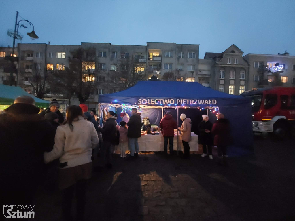 Sztum: Lampki na miejskiej choince już świecą. Świąteczna atmosfera w pełni