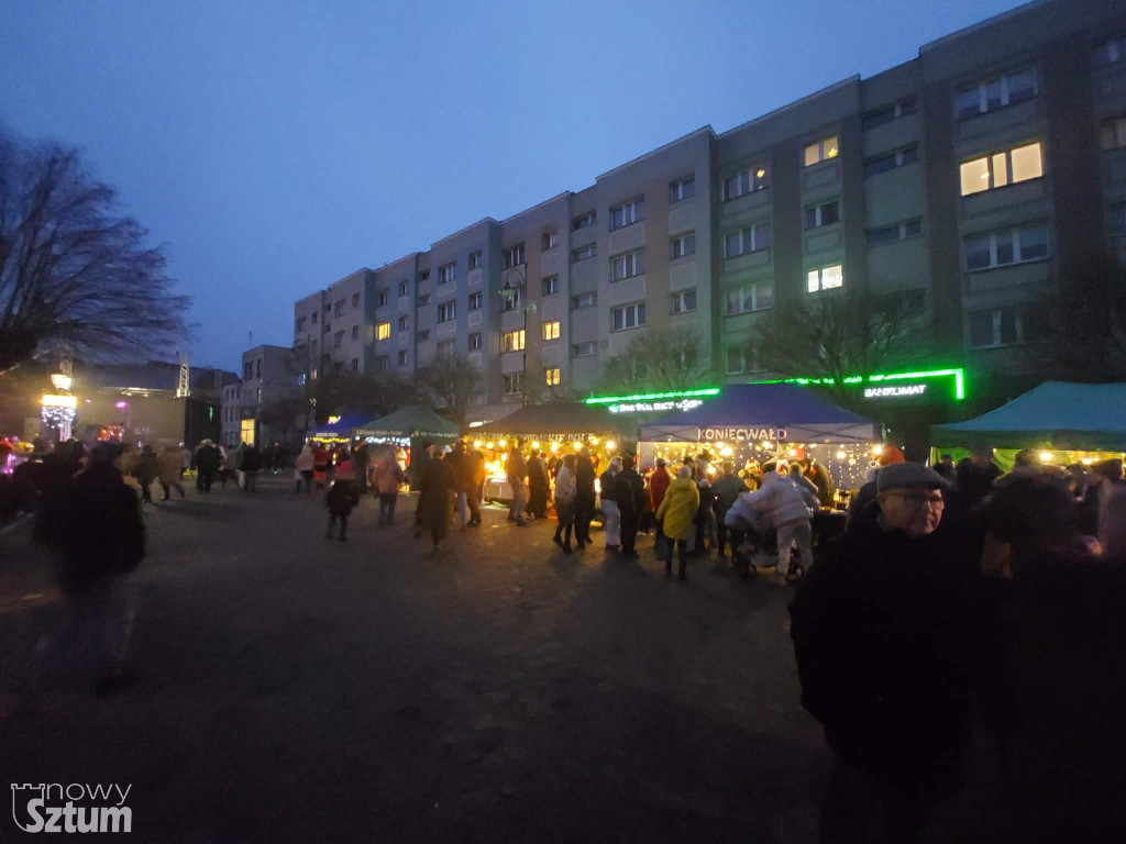 Sztum: Lampki na miejskiej choince już świecą. Świąteczna atmosfera w pełni
