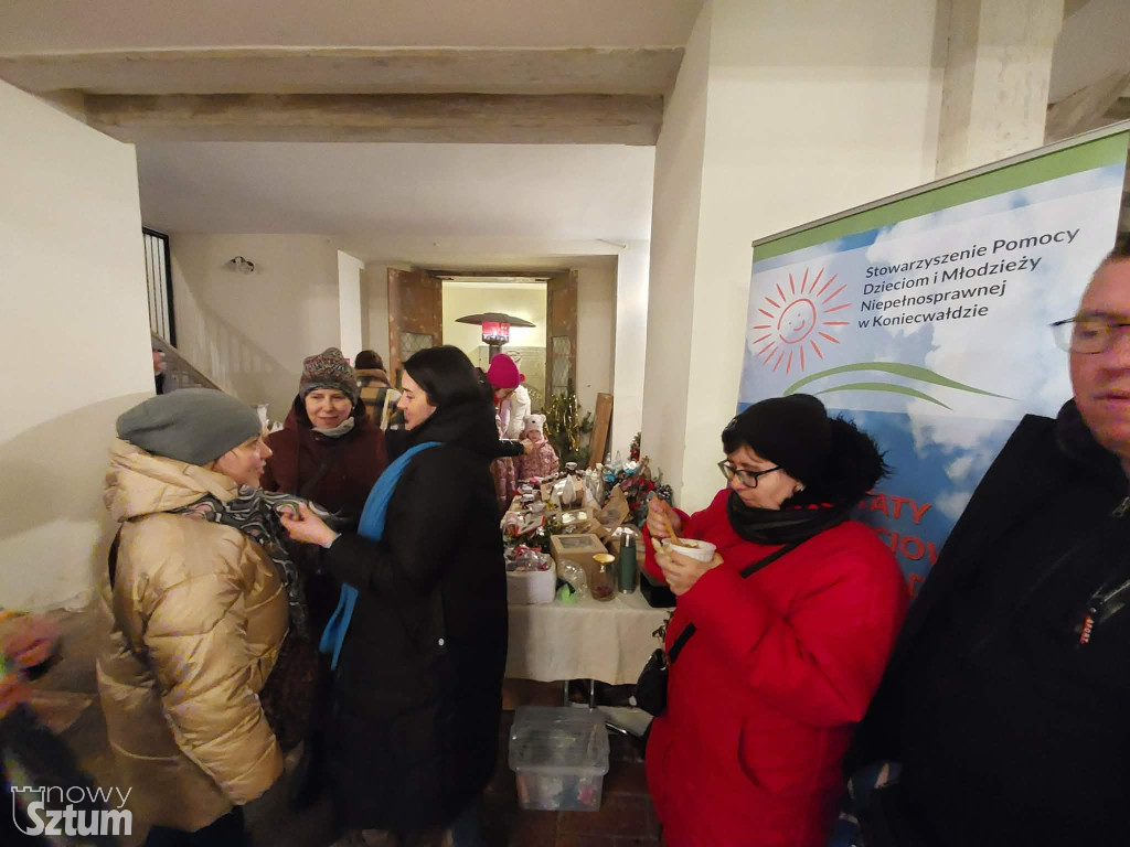 Sztum: Lampki na miejskiej choince już świecą. Świąteczna atmosfera w pełni