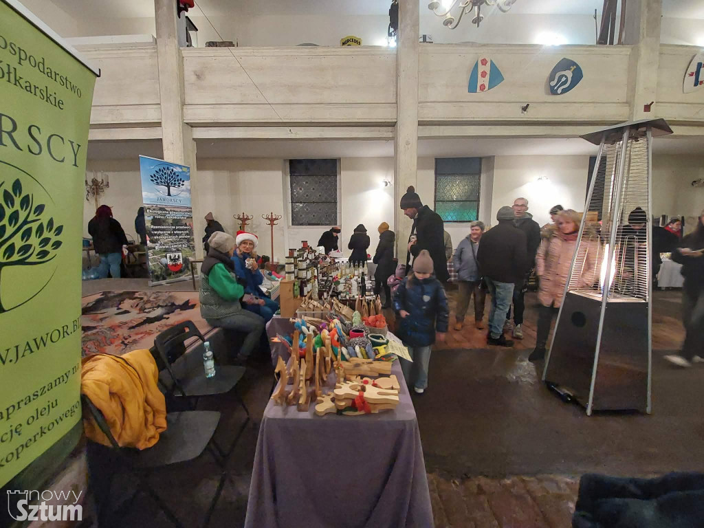 Sztum: Lampki na miejskiej choince już świecą. Świąteczna atmosfera w pełni