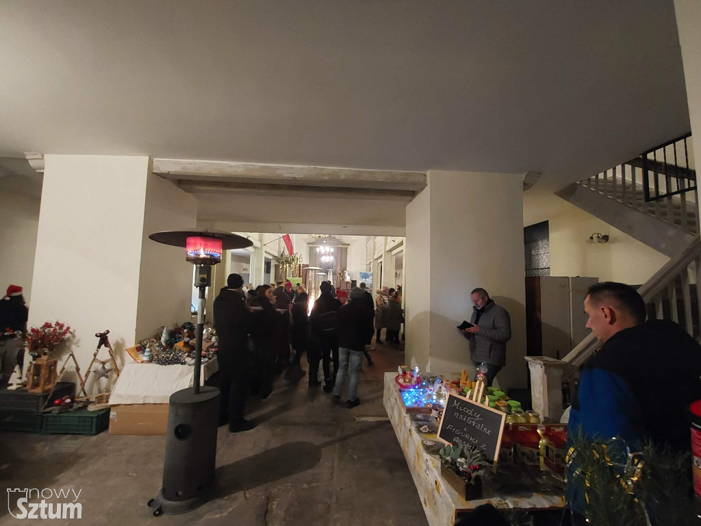 Sztum: Lampki na miejskiej choince już świecą. Świąteczna atmosfera w pełni