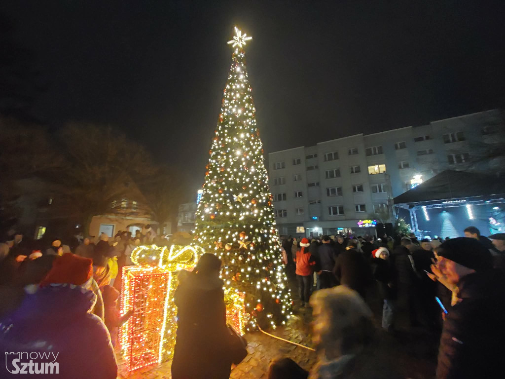 Sztum: Lampki na miejskiej choince już świecą. Świąteczna atmosfera w pełni